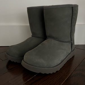 UGG kids Size 4 Classic Short Boots